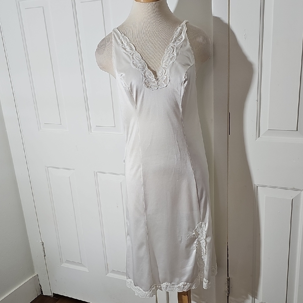 Elegant White‎ Lace Trim Slip By RAALTE Made In USA Size 14/36.
